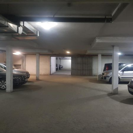 Rajiceva 5- Apartman Sa Prostranom Terasom I Garaznim Mestom 克拉古耶瓦茨 外观 照片