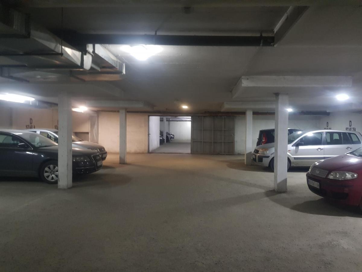 Rajiceva 5- Apartman Sa Prostranom Terasom I Garaznim Mestom 克拉古耶瓦茨 外观 照片
